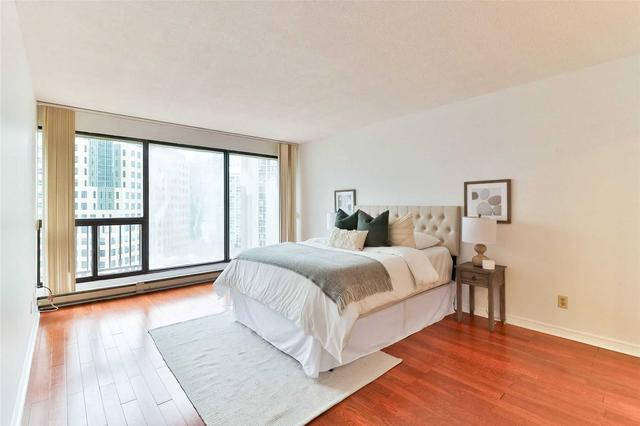 1613 - 55 Harbour Sq, Condo with 2 bedrooms, 2 bathrooms and 1 parking in Toronto ON | Image 9