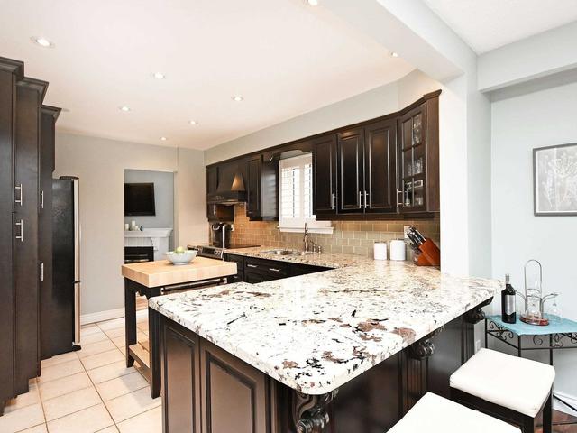 54 Madelaine Cres, House detached with 4 bedrooms, 4 bathrooms and 8 parking in Brampton ON | Image 6