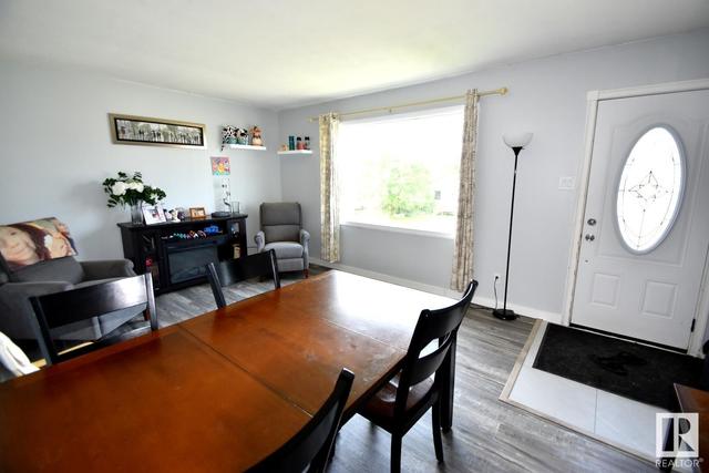 4813 51 Av, House detached with 3 bedrooms, 1 bathrooms and null parking in Kitscoty AB | Image 3