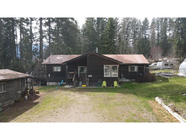 325 Beggs Road, House detached with 4 bedrooms, 2 bathrooms and null parking in Central Kootenay E BC | Image 40
