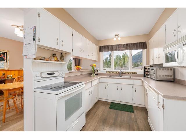 4856 32nd Street, House detached with 3 bedrooms, 2 bathrooms and 2 parking in Central Kootenay B BC | Image 7