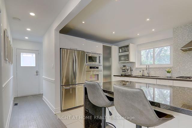 60 Sonmore Dr, House detached with 4 bedrooms, 3 bathrooms and 5 parking in Toronto ON | Image 6