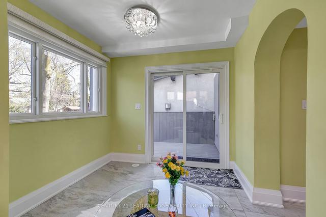 122 Lawrence Ave E, House detached with 3 bedrooms, 3 bathrooms and 5 parking in Toronto ON | Image 4