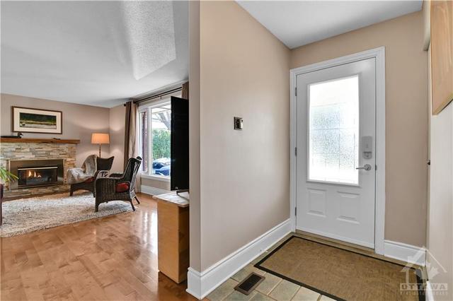 4 Assiniboine Drive, House detached with 3 bedrooms, 2 bathrooms and 2 parking in Ottawa ON | Image 2