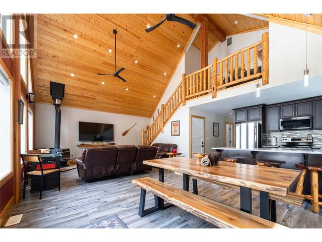 3299 Loschinski Road, House detached with 6 bedrooms, 3 bathrooms and null parking in Columbia Shuswap B BC | Image 13