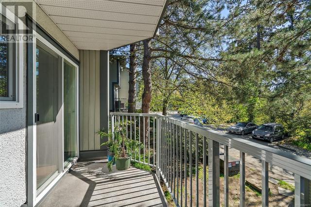 560 Carnation Pl, Condo with 2 bedrooms, 1 bathrooms and 1 parking in Saanich BC | Image 18