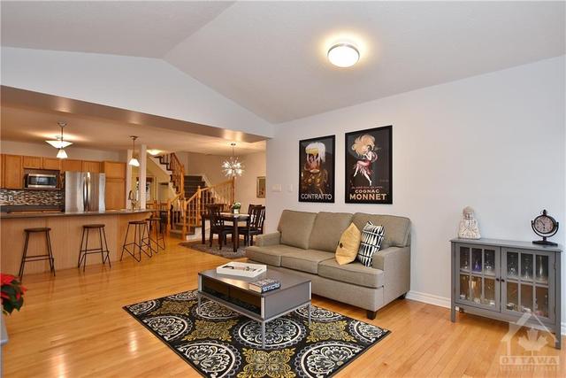 18 Palton Avenue, Townhouse with 3 bedrooms, 3 bathrooms and 3 parking in Ottawa ON | Image 11