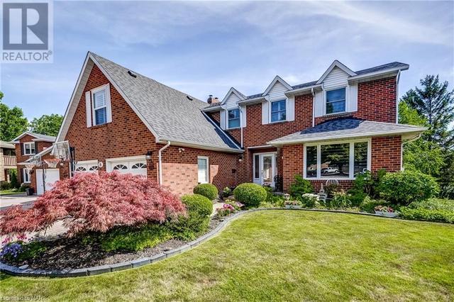 18 Boese Court, House detached with 5 bedrooms, 3 bathrooms and 4 parking in St. Catharines ON | Image 3
