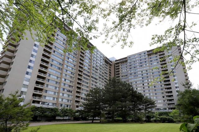 702 - 3590 Kaneff Cres, Condo with 2 bedrooms, 2 bathrooms and 2 parking in Mississauga ON | Image 1