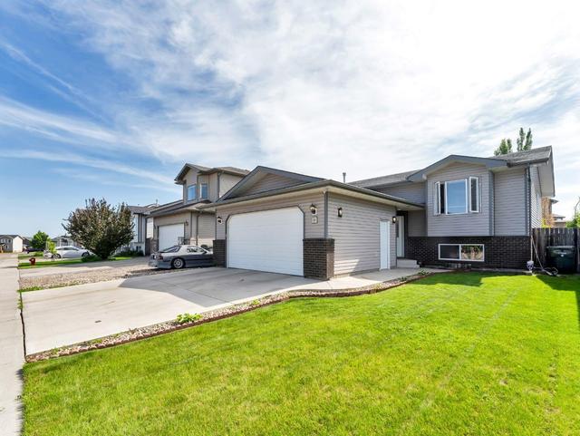 86 Sundown Road Sw, House detached with 3 bedrooms, 3 bathrooms and 3 parking in Medicine Hat AB | Image 2