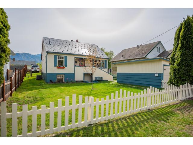 555 5th Ave, House detached with 6 bedrooms, 3 bathrooms and 4 parking in Castlegar BC | Image 1