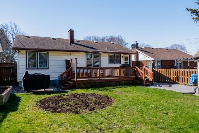 85 First Ave, House detached with 2 bedrooms, 1 bathrooms and 5 parking in Quinte West ON | Image 2