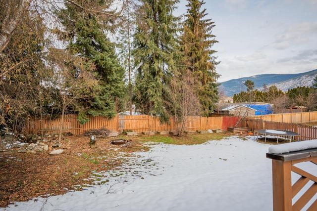 421 104th Street, House detached with 3 bedrooms, 3 bathrooms and null parking in Castlegar BC | Image 9