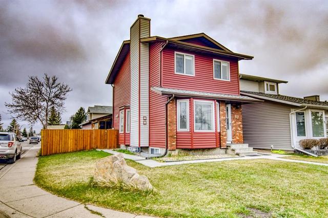 87, - 87 Martinview Road Ne, House detached with 4 bedrooms, 2 bathrooms and 4 parking in Calgary AB | Card Image