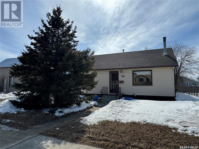 306 3rd Avenue W, House detached with 3 bedrooms, 2 bathrooms and null parking in Biggar SK | Image 2