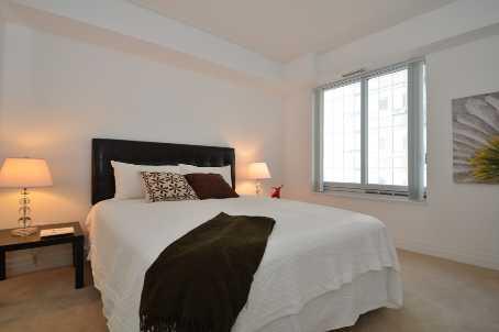 809 - 35 Balmuto St, Condo with 2 bedrooms, 2 bathrooms and 1 parking in Toronto ON | Image 6