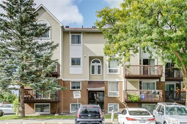1 - 300 Fenerty Court, House attached with 3 bedrooms, 2 bathrooms and 1 parking in Ottawa ON | Image 1