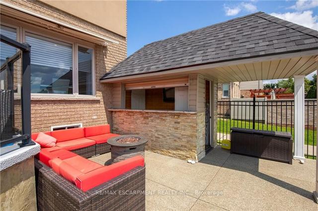 56 Newcastle Crt, House detached with 4 bedrooms, 4 bathrooms and 5 parking in Hamilton ON | Image 2