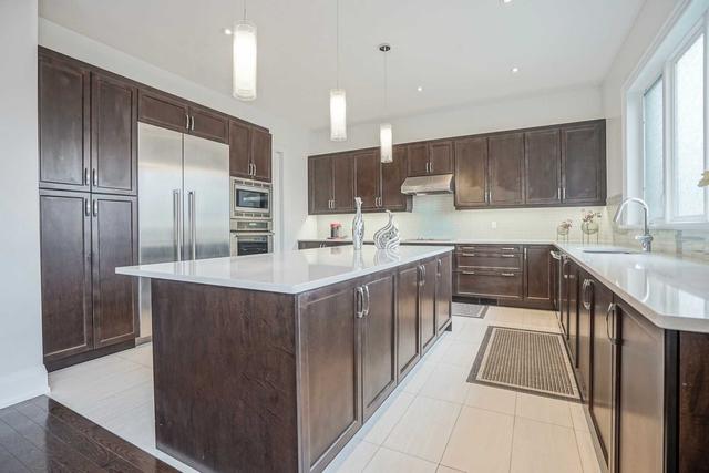 17 Francesco Crt, House detached with 4 bedrooms, 5 bathrooms and 6 parking in Markham ON | Image 2