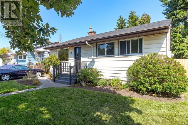 1725 Amphion St, House detached with 3 bedrooms, 1 bathrooms and 2 parking in Victoria BC | Image 5