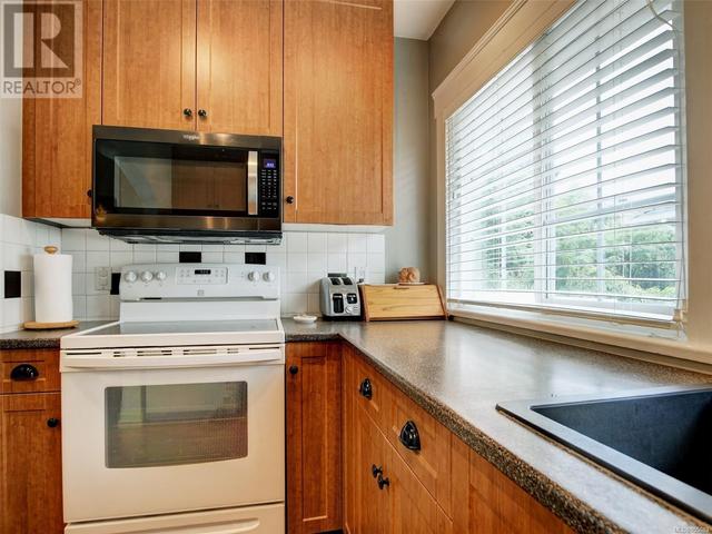 1830 Chestnut St, House detached with 4 bedrooms, 2 bathrooms and 4 parking in Victoria BC | Image 9