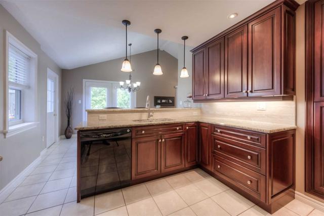 137 Ashberry Pl, House detached with 3 bedrooms, 4 bathrooms and 8 parking in Waterloo ON | Image 4