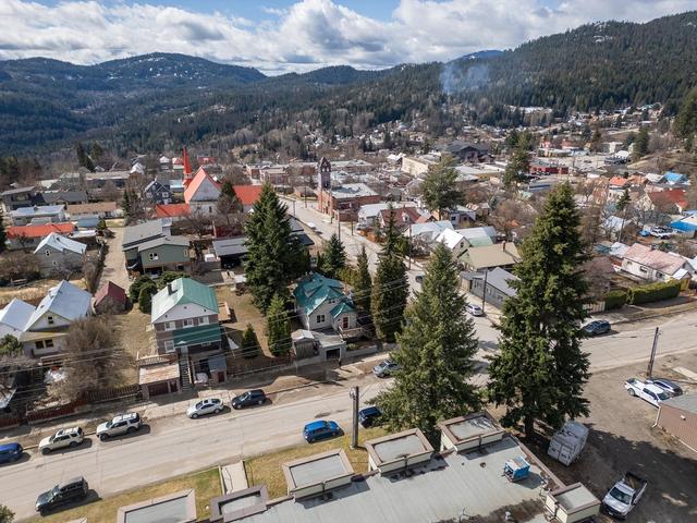 2111 Second Avenue, House detached with 3 bedrooms, 2 bathrooms and null parking in Rossland BC | Image 4
