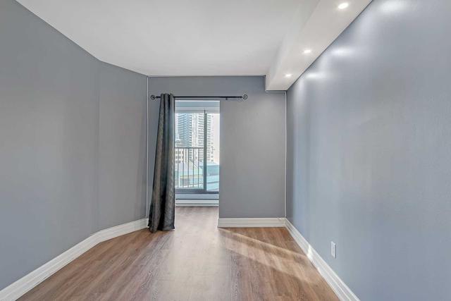3307 - 65 Harbour Sq, Condo with 1 bedrooms, 1 bathrooms and 1 parking in Toronto ON | Image 2