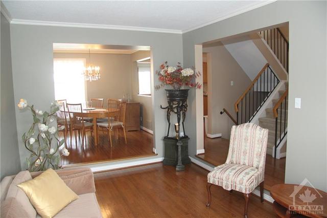 1887 Longman Crescent, House detached with 3 bedrooms, 3 bathrooms and 3 parking in Ottawa ON | Image 3