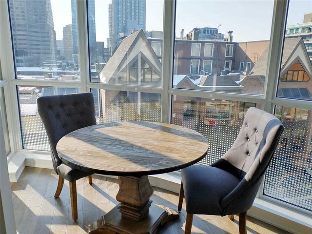 404 - 88 Cumberland St, Condo with 2 bedrooms, 2 bathrooms and 1 parking in Toronto ON | Image 2