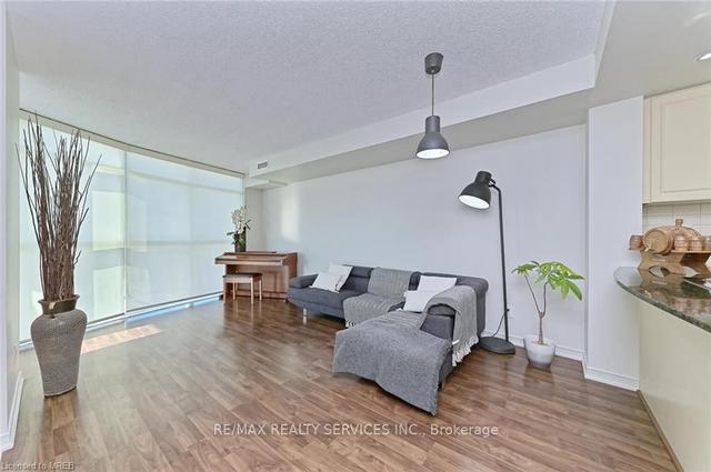2201 - 9 George St, Condo with 2 bedrooms, 1 bathrooms and 1 parking in Brampton ON | Image 14