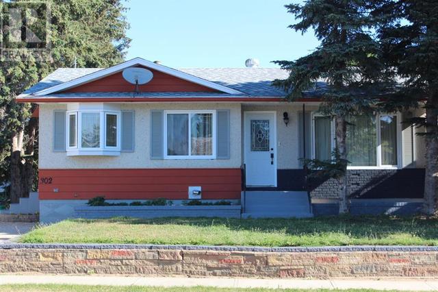 302 6th Avenue Se, House detached with 4 bedrooms, 2 bathrooms and 4 parking in Manning AB | Card Image