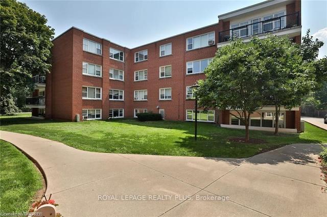 102 - 2054 Courtland Dr, Condo with 2 bedrooms, 1 bathrooms and 1 parking in Burlington ON | Image 11
