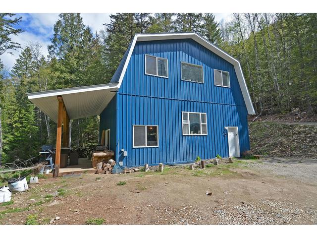8907 Martens Road, House detached with 3 bedrooms, 2 bathrooms and null parking in Central Kootenay H BC | Image 41