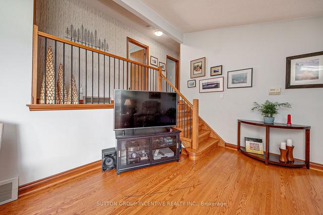 200 Bertha Ave, House detached with 3 bedrooms, 2 bathrooms and 10 parking in Barrie ON | Image 2