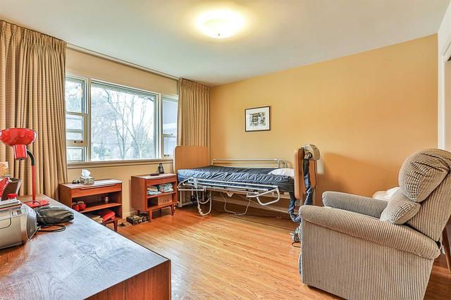72 Heathview Ave, House detached with 3 bedrooms, 2 bathrooms and 5 parking in Toronto ON | Image 2