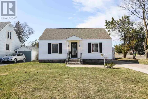 183 Upton Rd, House detached with 2 bedrooms, 1 bathrooms and null parking in Sault Ste. Marie ON | Card Image