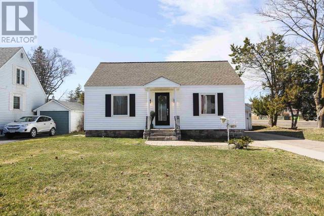 183 Upton Rd, House detached with 2 bedrooms, 1 bathrooms and null parking in Sault Ste. Marie ON | Image 1