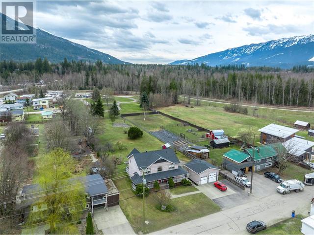 704 Moss Street, House detached with 5 bedrooms, 3 bathrooms and 6 parking in Revelstoke BC | Image 68