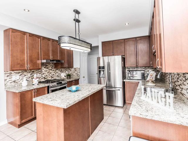 24 Tawnberry Circ, House detached with 4 bedrooms, 4 bathrooms and 4 parking in Brampton ON | Image 3