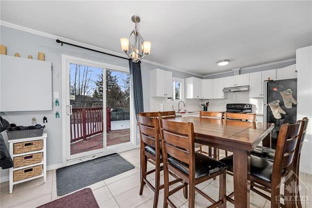 32 Laurie Court, House detached with 6 bedrooms, 3 bathrooms and 3 parking in Ottawa ON | Image 6