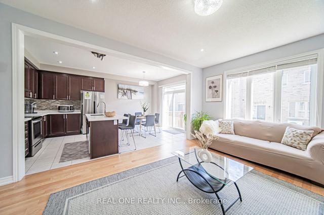 121 Decast Cres, House attached with 3 bedrooms, 3 bathrooms and 2 parking in Markham ON | Image 4