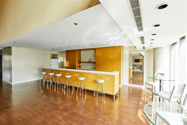 1004 - 285 Mutual St, Condo with 2 bedrooms, 1 bathrooms and null parking in Toronto ON | Image 16