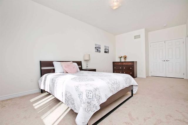 25 Titan Tr, House attached with 3 bedrooms, 3 bathrooms and 2 parking in Markham ON | Image 4