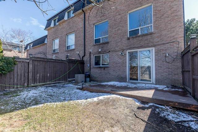 76 Poplar Cres, Townhouse with 3 bedrooms, 2 bathrooms and 5 parking in Aurora ON | Image 8