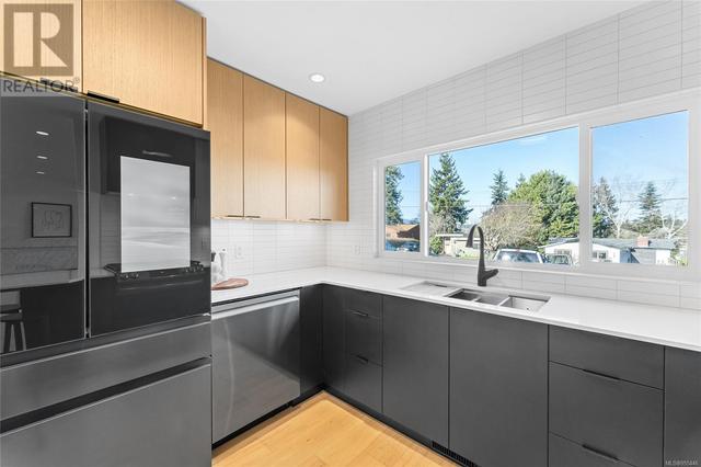537 Broadway St, House detached with 3 bedrooms, 1 bathrooms and 6 parking in Saanich BC | Image 14