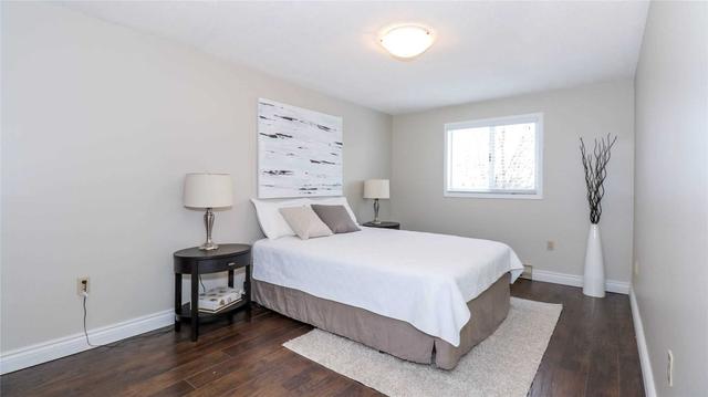 30 Geddes Cres, House detached with 2 bedrooms, 2 bathrooms and 5 parking in Barrie ON | Image 3