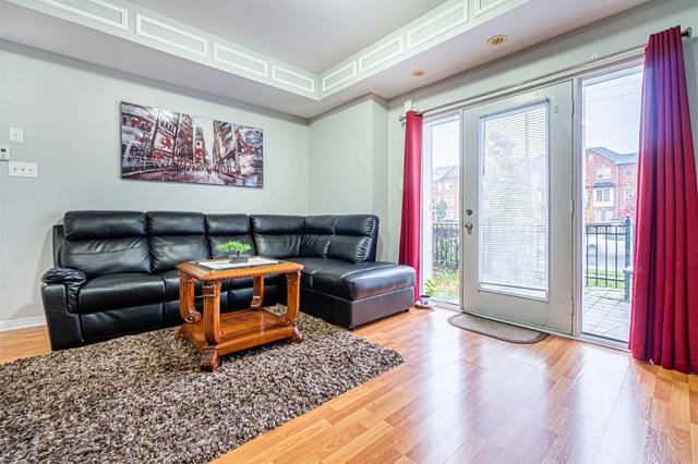 60 Fairwood Circ, Townhouse with 1 bedrooms, 1 bathrooms and 2 parking in Brampton ON | Image 2