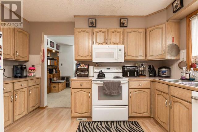 518 12 Street S, House semidetached with 4 bedrooms, 2 bathrooms and 4 parking in Lethbridge AB | Image 9