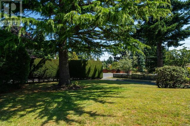 1875 Grandview Dr, House detached with 4 bedrooms, 3 bathrooms and 4 parking in Saanich BC | Image 41